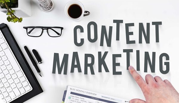Writing materials and words of content marketing on the table